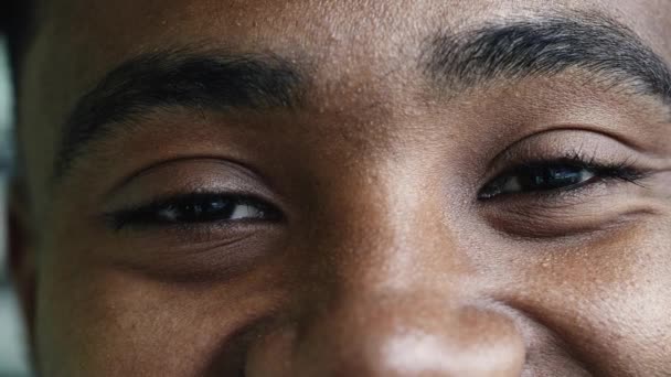Makro Genç Mutlu Kameraya Gülümseyen Siyahi Bir Adamın Gözleri Yüzünde — Stok video