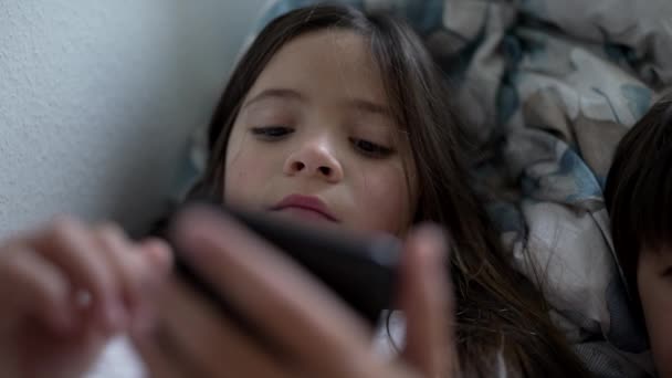 Маленькая Девочка Держит Смартфон Устройство Глядя Экран Потребления Медиа Развлечений — стоковое видео