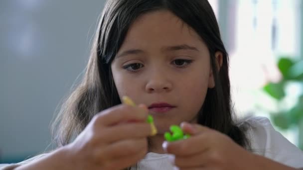 Jedna Mała Dziewczynka Składająca Zabawkę Dziecko Wchłonięte Przez Zabawę Przez — Wideo stockowe