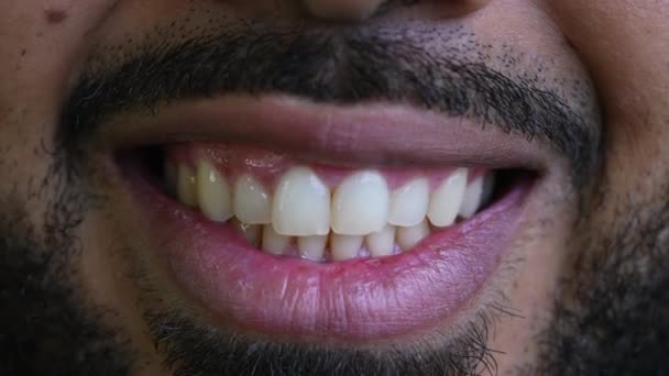 笑顔のマクロクローズアップ ワイドグリンのタイトなクローズアップディテールを持つヒスパニック黒20代男性の口 — ストック動画