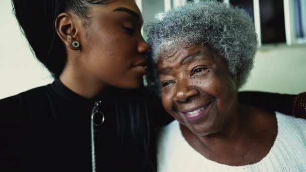 Заботливая Внучка Целует Пожилую Бабушку Годов Лоб Знак Глубокой Любви — стоковое видео
