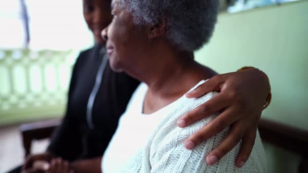 Nieta Afroamericana Que Cuida Abuela Anciana Vejez Con Brazo Alrededor — Vídeos de Stock