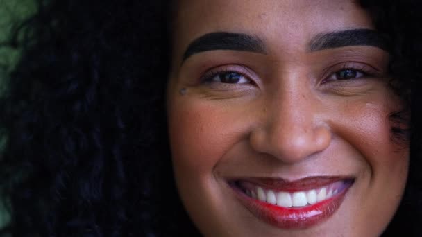 Uma Alegre Mulher Latina Negra Brasileira Macro Close Rosto Sorrindo — Vídeo de Stock