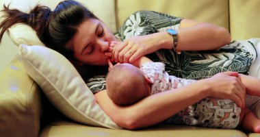 Otantik samimi anne ve bebek birlikte öpüşüyor ve sevgisini gösteriyor.