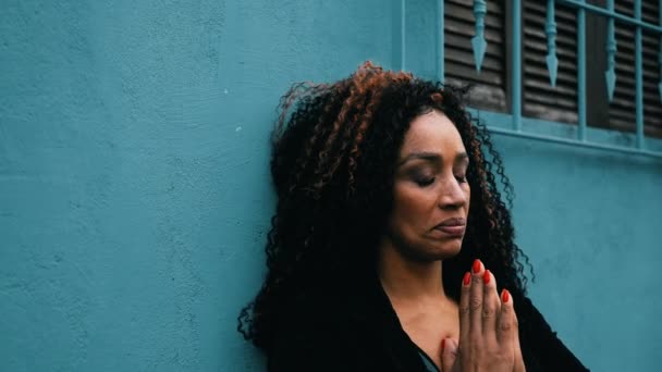 Preocupada Hispânica Meia Idade Latina Ascendência Africana Oração Ambiente Urbano — Vídeo de Stock