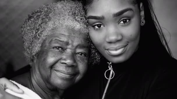 Retrato Una Nieta Negra Con Anciana Abuela Años Contrastando Edad — Vídeo de stock