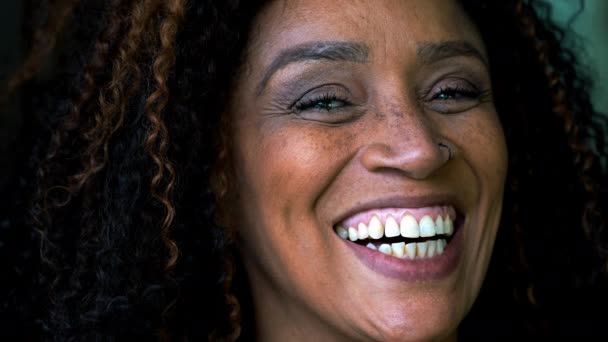 Одна Счастливая Чернокожая Женщина Средних Лет Южной Америки Подлинная Улыбка — стоковое видео