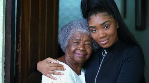 非洲裔美国人祖母和孙女年龄对比 年轻女子与80多岁的老太太手挽手 在两代人之间的关爱和柔情时刻 — 图库视频影像