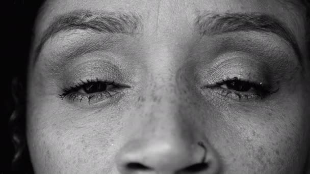 Афроамериканка Годов Макро Крупным Планом Смотрит Камеру Черно Белом Цвете — стоковое видео