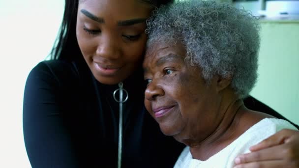 Affettuoso Abbraccio Della Nonna Afroamericana Dalla Nipote Adolescente Membro Della — Video Stock