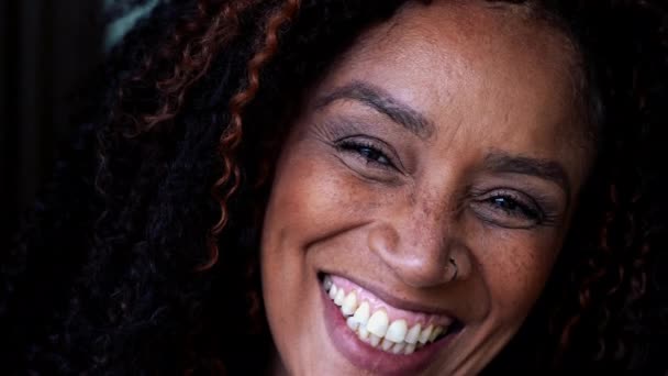 Uma Mulher Negra Meia Idade Feliz Close Rosto Sorrindo Para — Vídeo de Stock