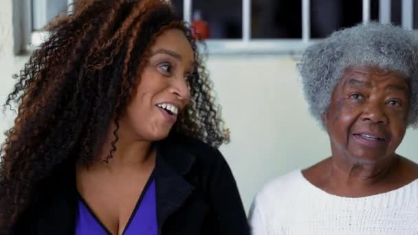 Afroamericana Hija Adulta Interacción Auténtica Con Ancianos Madre Intercambiar Miradas — Vídeo de stock