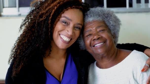 Feliz Retrato Hija Afroamericana Adulta Con Brazo Alrededor Madre Anciana — Vídeos de Stock