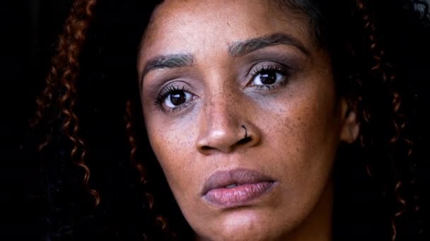 Одна Серьезная Чернокожая Женщина Средних Лет Крупным Планом Смотрит Камеру — стоковое видео