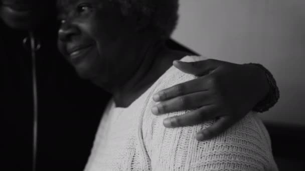 Detailní Záběr Rodinného Příslušníka Kolem Ramene Starší Babičky Ukazuje Pomoc — Stock video