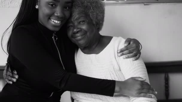 Moment Tendre Amour Grand Mère Afro Américaine Tenue Par Petite — Video