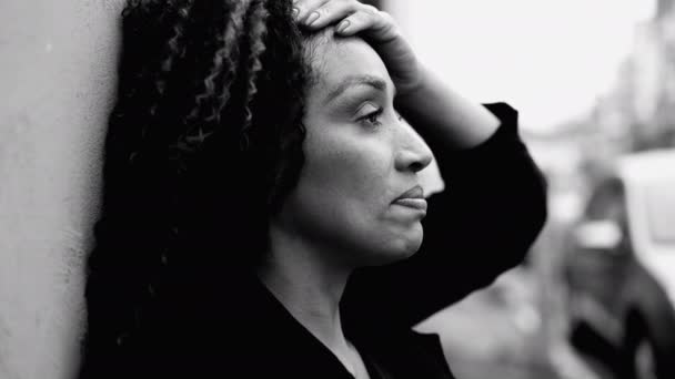 Afectada Mujer Afroamericana Mediana Edad Que Sufre Desesperación Tranquila Aire — Vídeo de stock
