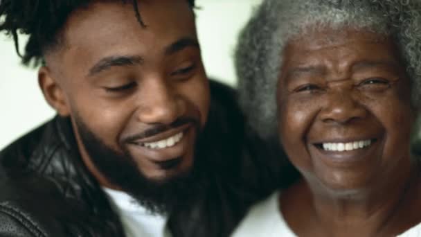 Neto Adulto Beijando Idosos Avó Afro Americana Bochecha Terno Momento — Vídeo de Stock