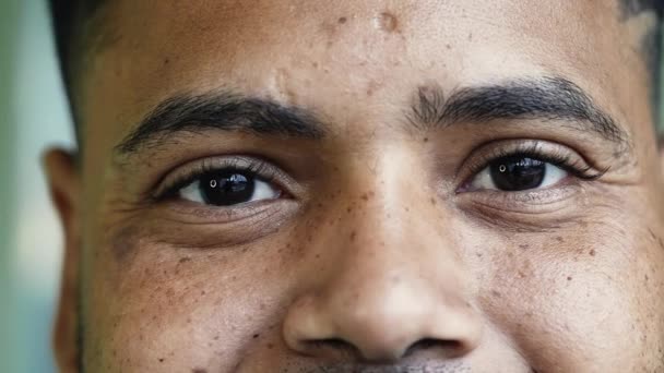 Latino Negro Hispano Sonriendo Ante Cámara Retrato Primer Plano Macro — Vídeo de stock