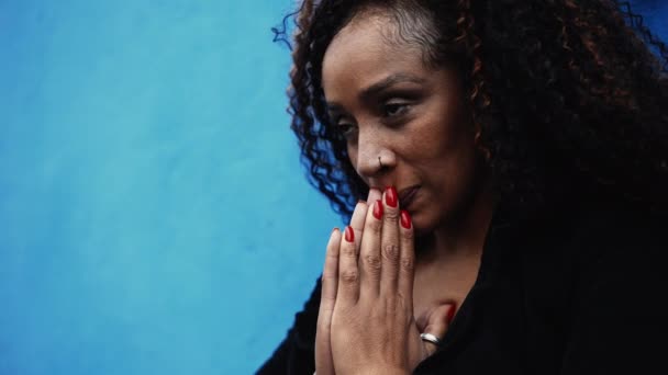 Una Mujer Negra Hispana Preocupada Buscando Consuelo Durante Los Tiempos — Vídeos de Stock