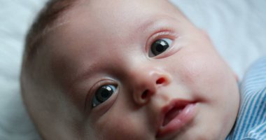 Mutlu bebek portresi gülümsüyor