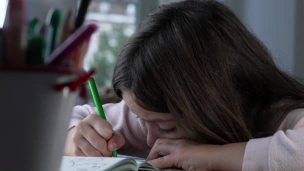Artystyczna Dziewczynka Rysunek Papierze Zielonym Kolorem Pióra Skoncentrowane Skupione Dziecko — Wideo stockowe