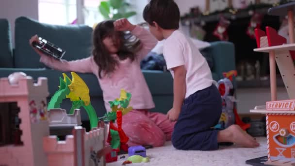 Geschwisterstreit Geschwisterchen Streiten Sich Beim Spielen Wohnzimmer Spielzeug Verärgertes Kind — Stockvideo