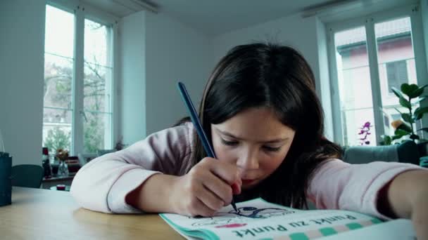 专注的年轻女孩创造性地在纸上画画 一个小女孩沉迷于艺术游戏 在家里用钢笔在纸上画画 — 图库视频影像