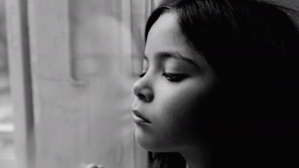 Одна Несчастная Грустная Девочка Чувствует Себя Подавленной Трудные Времена Лицо — стоковое видео