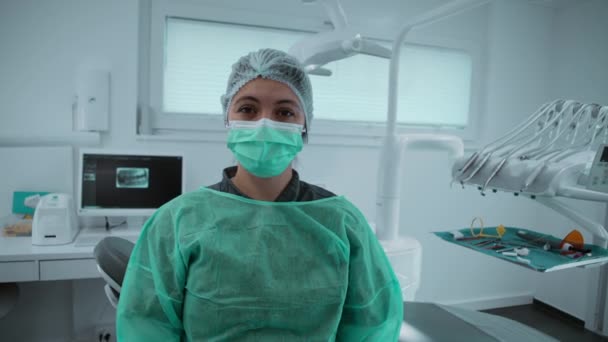 Kobiecy Portret Dentysty Maską Twarzową Kliniką Stomatologiczną Tle Sprzętem Pracownik — Wideo stockowe