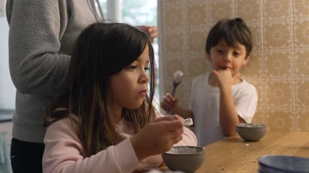 Das Aufgeweckte Kleine Mädchen Isst Joghurt Aus Einer Schüssel Der — Stockvideo