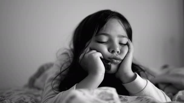 Triste Menina Deprimida Deitada Cama Segurando Cabeça Com Mãos Queixo — Vídeo de Stock