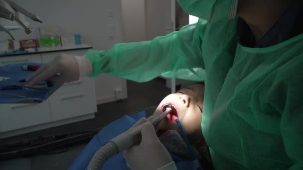 Profesjonalista Dentysta Stroju Kliniki Skupiony Zdrowiu Jamy Ustnej Dziecka Dentystka — Wideo stockowe