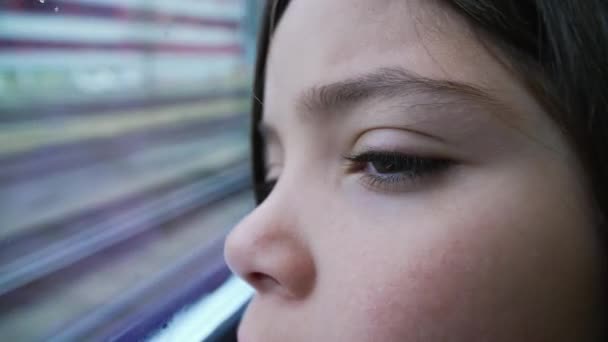 Ένα Μικρό Κορίτσι Ανοίγει Μάτια Κλίνει Στο Παράθυρο Του Τρένου — Αρχείο Βίντεο