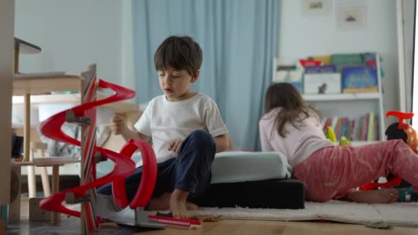 Candid Scene Siblings Imaginative Play Home Broer Zus Genieten Van — Stockvideo