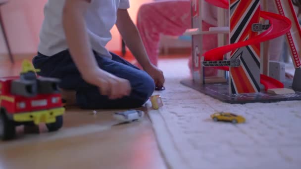 Kleine Broer Zus Betrokken Bij Fantasierijke Spelen Met Speelgoed Vloer — Stockvideo