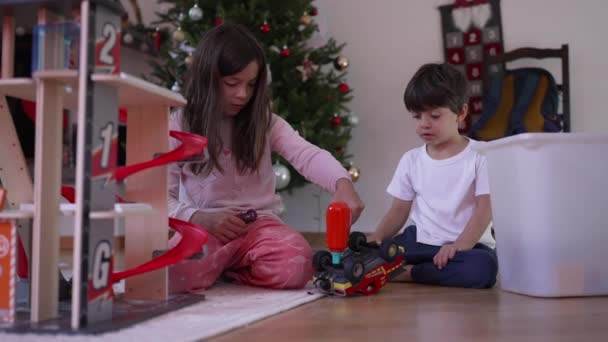 Kinderen Spelen Woonkamer Vloer Met Speelgoed Broers Zussen Die Bezig — Stockvideo