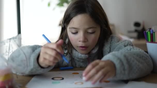 Bambino Creativo Profondamente Focalizzato Nel Gioco Artistico Disegno Solo Con — Video Stock