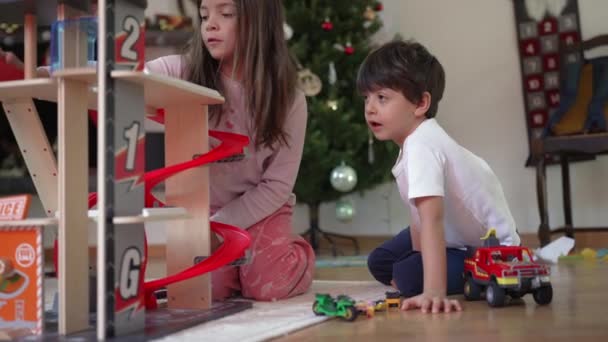 Oturma Odasında Kardeşler Için Hayali Oyun Zamanı Oyuncaklarla Erkek Kız — Stok video