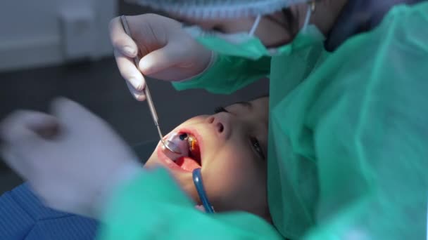 Professionele Tandarts Verzorgen Van Mond Van Het Kind Tandheelkundige Hygiëne — Stockvideo