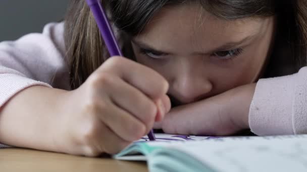 Criança Perturbada Focada Desenhando Papel Sentindo Raiva Profunda Semeada Enquanto — Vídeo de Stock