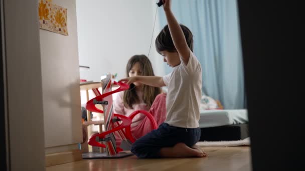 弟弟和妹妹在卧室的地板上玩玩具 从事游戏 童年休闲活动的儿童 — 图库视频影像
