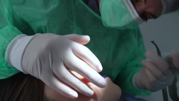 Kvinnlig Tandläkare Behandla Barnets Tänder Bär Antiseptisk Uniform Kliniken Arbetsplats — Stockvideo