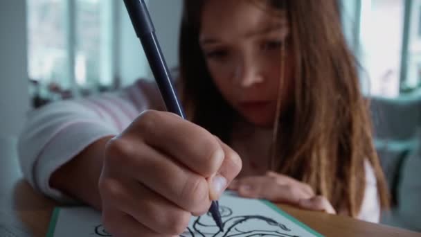 Одна Сконцентрированная Маленькая Девочка Рисует Бумаге Ручкой Ребенок Занимается Художественной — стоковое видео
