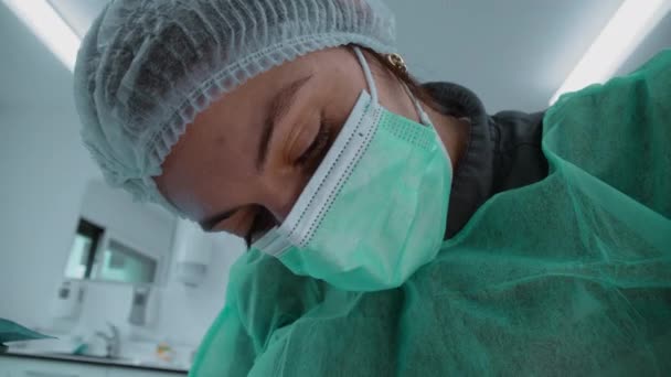 Dentista Donna Mascherina Chirurgica Che Cura Paziente Personale Sanitario Concentrato — Video Stock