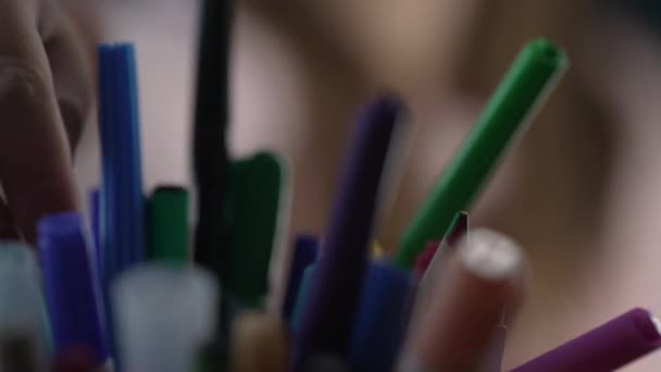 Makro Närbild Barnets Hand Tar Färgpenna Från Rad Pennor Inuti — Stockvideo