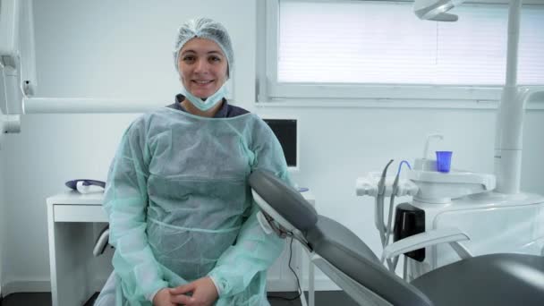 歯科クリニックのユニフォームを着用したプロフェッショナル女性歯科医の肖像 — ストック動画
