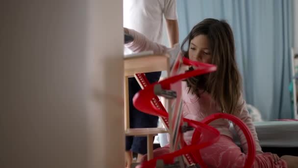 Küçük Kız Akşamları Yatak Odasında Oyuncaklarla Oynuyor Yaşındaki Çocuk Büyük — Stok video