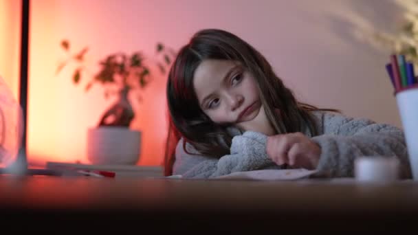 Düşünceli Küçük Bir Kız Elini Çenesine Sokarak Karar Vermeyi Düşünüyor — Stok video