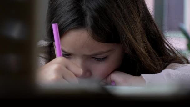 Lille Pige Intenst Engageret Kunstnerisk Tegning Ansigt Close Ung Pige – Stock-video